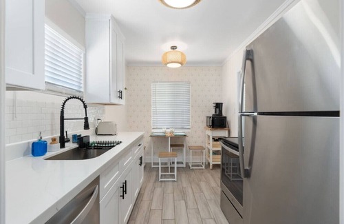 Garfield House | Dwntwn PHX 1 King Bed, yard oasis 8 mins 2 airport