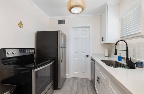 Garfield House | Dwntwn PHX 1 King Bed, yard oasis 8 mins 2 airport
