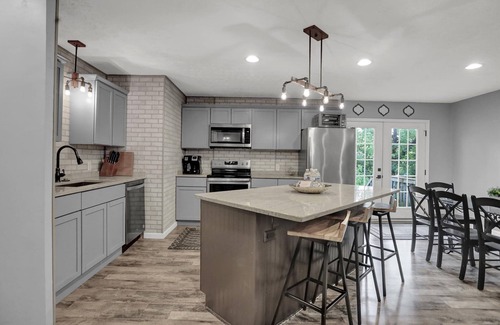 Westfield House | Dwntwn Westfield Family home close to GrandPark and local entertainment
