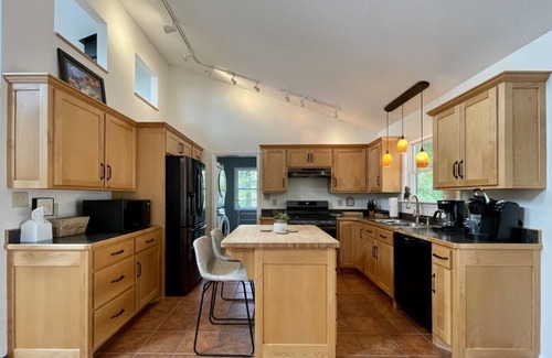 Hot Springs Cabin | Dynamite Mountain House, beautiful views! Hot Tub! Firepit!