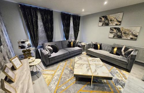 Portobello House | DYNASTAYS- Stylish Seaside Home- Adults Only, Dog Friendly, Garden & Parking