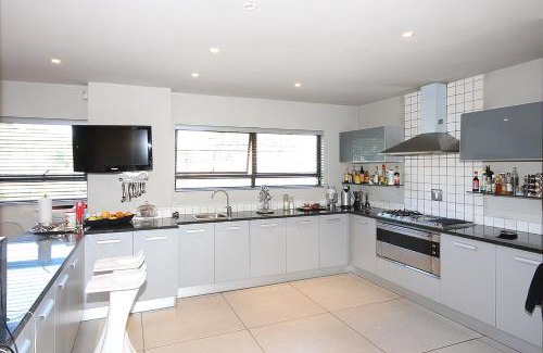 Greater Johannesburg Metropolitan Area Apartment | Dynasty Forest Sandown Serviced Apartments & Self Catering Hotel