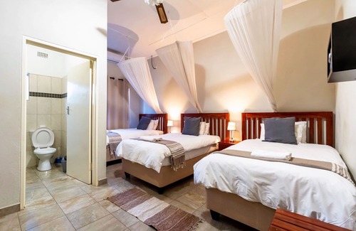 Victoria Falls House | Dzimbahwe Guest Lodge