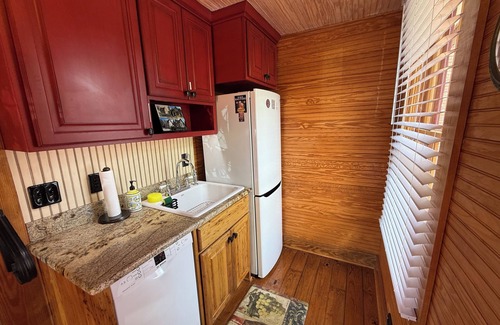 Jonesville Cottage | E&A Cottage in heart of downtown Elkin