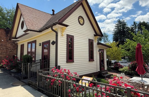 Jonesville Cottage | E&A Cottage in heart of downtown Elkin