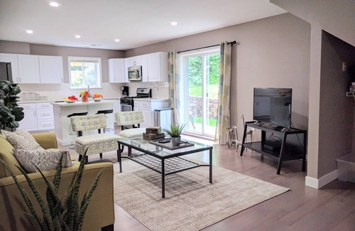 Harrison/Denny-Blaine Apartment | E John Street Apartment: UNIT B