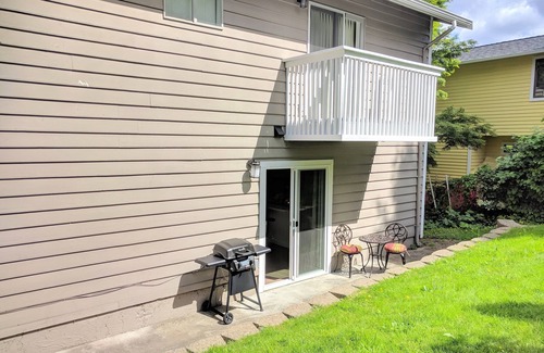 Harrison/Denny-Blaine Apartment | E John Street Apartment: UNIT B