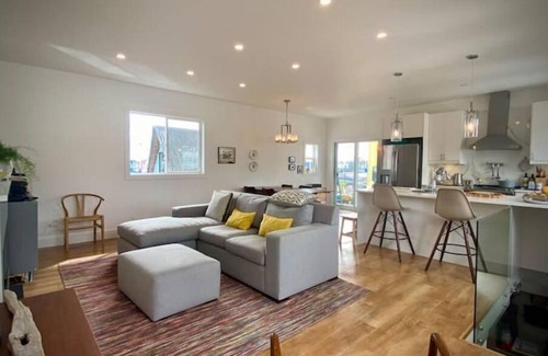 Lower Lonsdale Boat Rental | E-TEN An Elegant Float Home