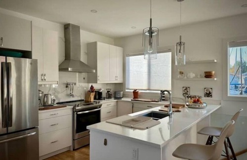 Lower Lonsdale Boat Rental | E-TEN An Elegant Float Home