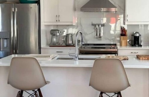 Lower Lonsdale Boat Rental | E-TEN An Elegant Float Home