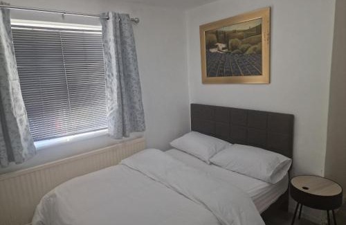 Newham Apartment | E13 x DM4 weekly monthly deals