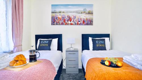 Runnymede House | E2M Stays Beautiful House Close To Heathrow Airport- Walking Distance To Thames River