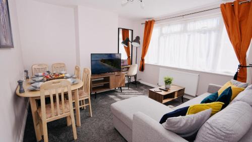 Runnymede House | E2M Stays Beautiful House Close To Heathrow Airport- Walking Distance To Thames River