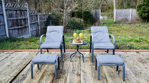 Runnymede House | E2M Stays Beautiful House Close To Heathrow Airport- Walking Distance To Thames River