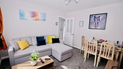 Runnymede House | E2M Stays Beautiful House Close To Heathrow Airport- Walking Distance To Thames River
