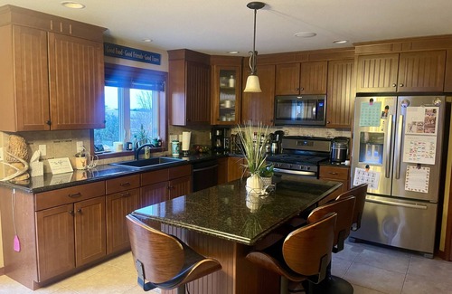 Pickett House | EAA 2026!nnClose to highway, amenities and the EAA airshow grounds.