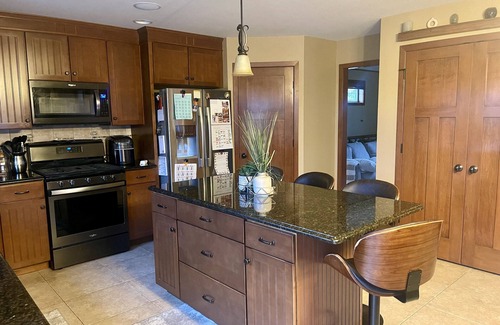 Pickett House | EAA 2026!nnClose to highway, amenities and the EAA airshow grounds.