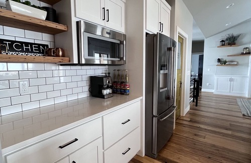 Larsen House | EAA Airventure housing! New modern house perfect for groups or families