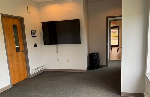 Fond du Lac House | EAA AirVenture Oshkosh Bed, Office & Hanger @ KFLD