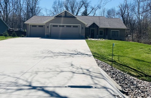 Winneconne House | EAA: Beautiful 4 bedroom home, quiet neighborhood, Lake access end of the roadn