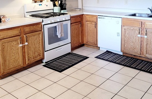 Omro Condo | EAA Rental - Peace and Quiet only 12 miles from Airventure 2023!
