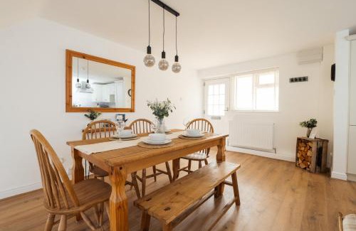 Wyck Rissington House | Eagle Cottage - Charming Cotswolds Getaway, Dog Friendly