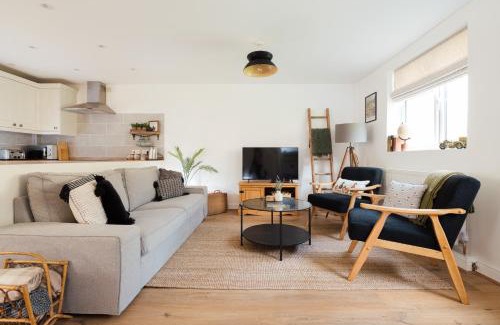 Wyck Rissington House | Eagle Cottage - Charming Cotswolds Getaway, Dog Friendly