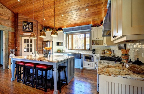 Eagle Lake Cottage | Eagle Lake Adventure Log Cabin in the Haliburton Highlands.