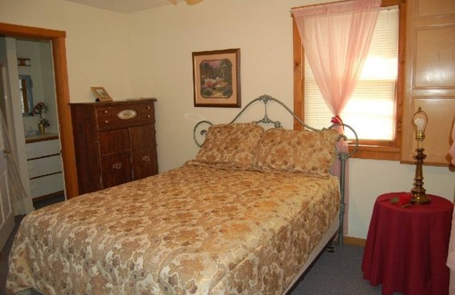 Cosby Cabin | Eagle's Nest - 2 Bedrooms, 2 Baths, Sleeps 6 Cabin by RedAwning