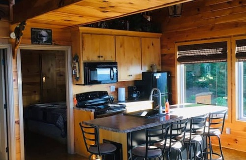 Bryant Cabin | Eagle's Nest · NO SUNDAY CHECKIN hot tub-great view EAGLE'S NEST- Grant Summit Cabins