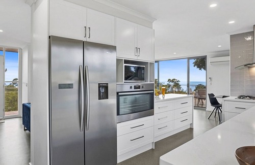 Dromana House | Eagle View Castle - Bay and City Views - Heated Pool and Spa