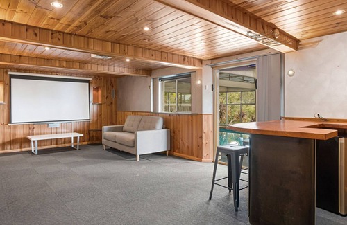 Dromana House | Eagle View Castle - Bay and City Views - Heated Pool and Spa