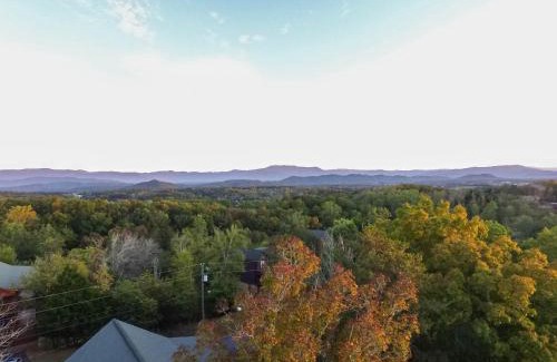 Sevierville House | Eagles Haven Lodge, 5 bed, 4 bath, great for groups, game room, hot tub, Wi-Fi, grills, easy roads