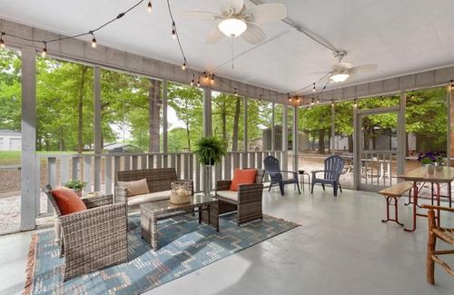 Rogers House | Eagles Landing - Cozy Cabin in the Woods - Walkable to Lake!