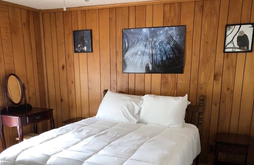 Oakhurst Cottage | EAGLES NEST - A 2br - 1 Ba Guesthouse 20 minutes from Yosemite National Park. .
