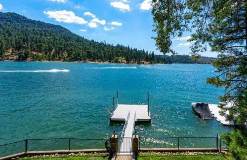 Bass Lake House | Eagles Nest at Bass Lake near Yosemite with Boat Dock