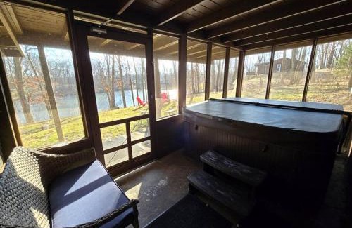 Streetsboro House | Eagles Nest At Heron Hill Retreat Hot Tub on Lake!