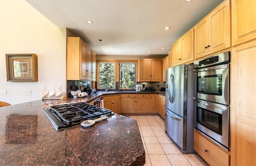 Alpine Meadows House | Eagles Nest By Tahoe Getaways- Hot Tub- Pool Table- Shuttle to Slopes- Dogs OK!