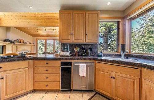 Alpine Meadows House | Eagles Nest By Tahoe Getaways- Hot Tub- Pool Table- Shuttle to Slopes- Dogs OK!