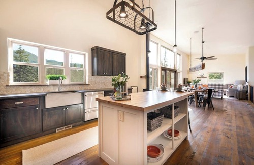 Kalispell House | Eagles Nest Escape, Hot Tub and Firepit
