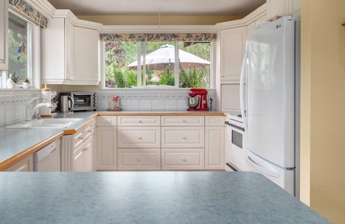 Regional District of Nanaimo House | Eagles Perch Retreat' Oceanfront home in beautiful Nanoose Bay. Relax and play!