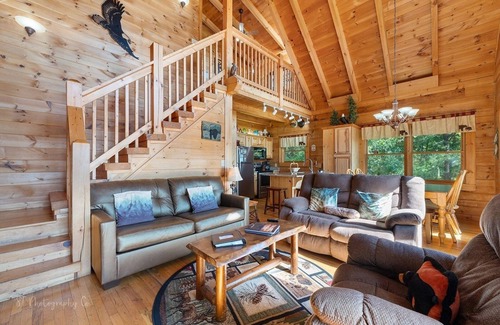 Gatlinburg - Pigeon Forge Cabin | Eagles Point 3 Bedrooms 3 Bathrooms Cabin