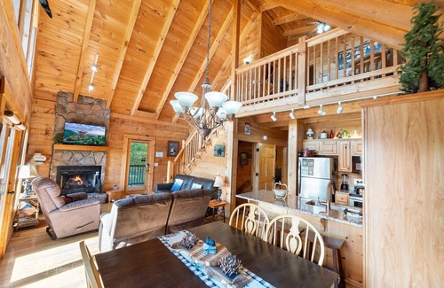 Gatlinburg - Pigeon Forge Cabin | Eagles Point 3 Bedrooms 3 Bathrooms Cabin