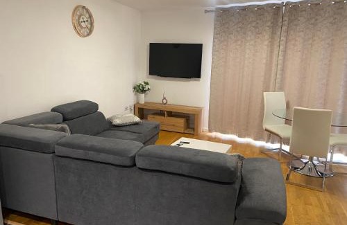 Clayton Apartment | Eaglet 2 Bedroom Luxury Home near Etihad Staduim