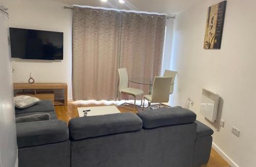 Clayton Apartment | Eaglet 2 Bedroom Luxury Home near Etihad Staduim