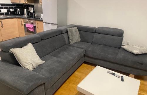 Clayton Apartment | Eaglet 2 Bedroom Luxury Home near Etihad Staduim