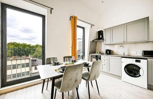 Ealing Apartment | Ealing Broadway Apartment- Near Tube Station -WIFI- Netflix