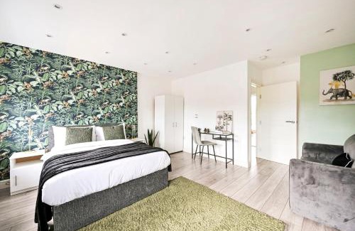 Ealing Apartment | Ealing Broadway Apartment- Near Tube Station -WIFI- Netflix