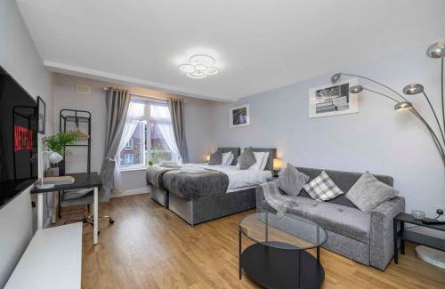 Cleveland Apartment | Ealing Manor - 6 beds 3 sofa beds sleeps 9 ppl