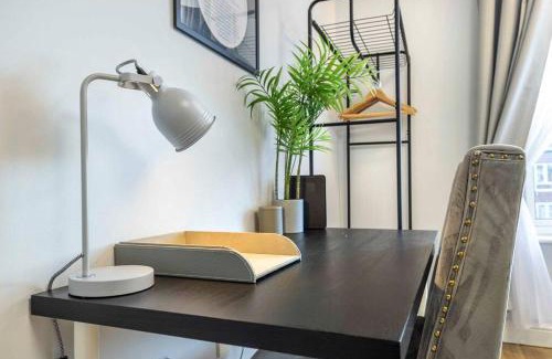 Cleveland Apartment | Ealing Manor - 6 beds 3 sofa beds sleeps 9 ppl